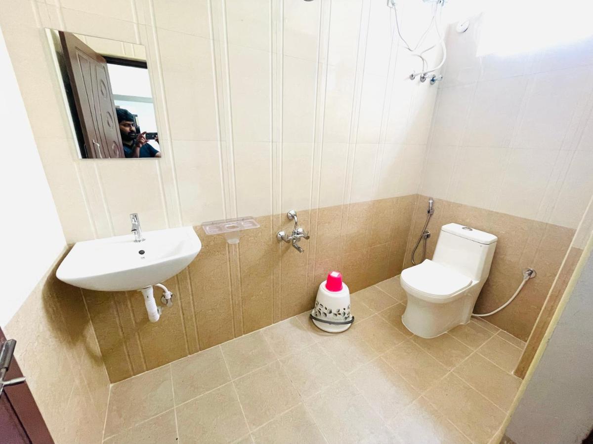 Lsr Service Apartments ตีรูปาติ ภายนอก รูปภาพ