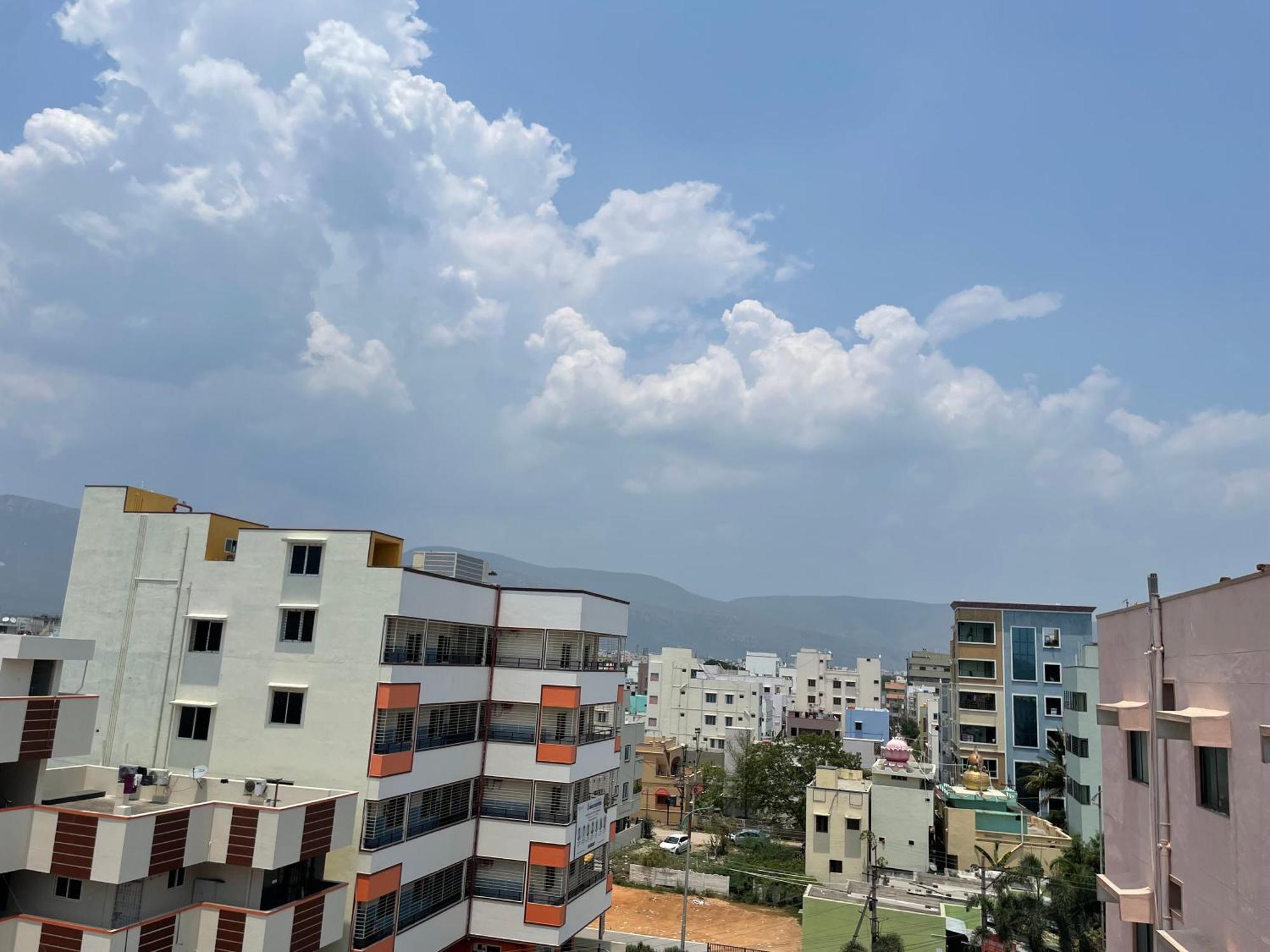 Lsr Service Apartments ตีรูปาติ ภายนอก รูปภาพ